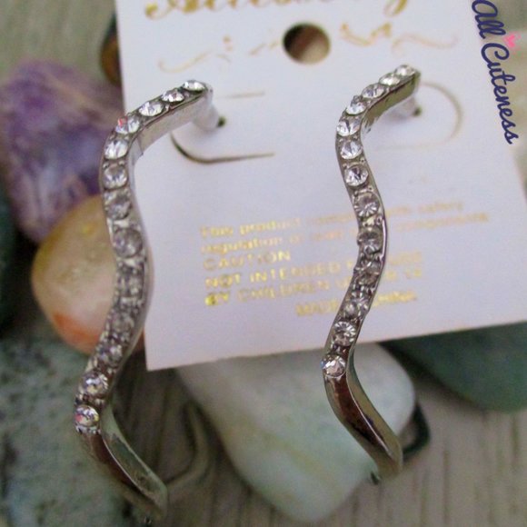 🎀 Wavy Hoop Earrings - Picture 2 of 5